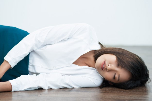 ¿Es recomendable dormir en el suelo?